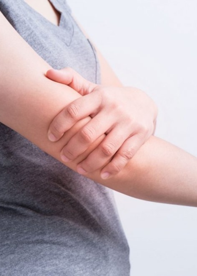 استخدام الوسائد للحفاظ على رفع الذراعين خلال مرحلة التعافي