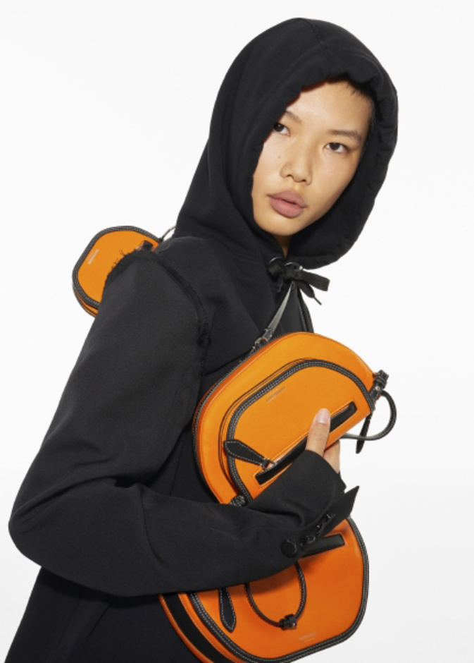 Burberry تكشف عن حملتها الاعلانية لموسم ربيع وصيف 2021