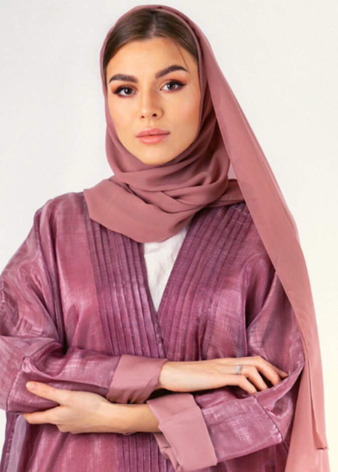 عباية أنيقة بالزهري الشاحب بلمسات هندسية بسيطة من تصميم  CLUÈ