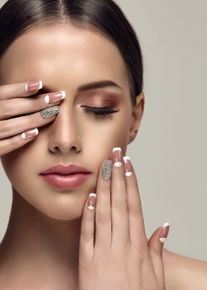 كيفية عمل مناكير فرنسي بالخطوات