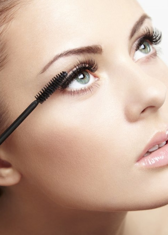 خلطة قشر الليمون بزيت الزيتون تساعد على تطويل الرموش