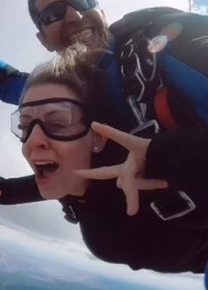  رجل يتقدم بطلب الزواج من صديقته أثناء ممارستهما للقفز المظلي