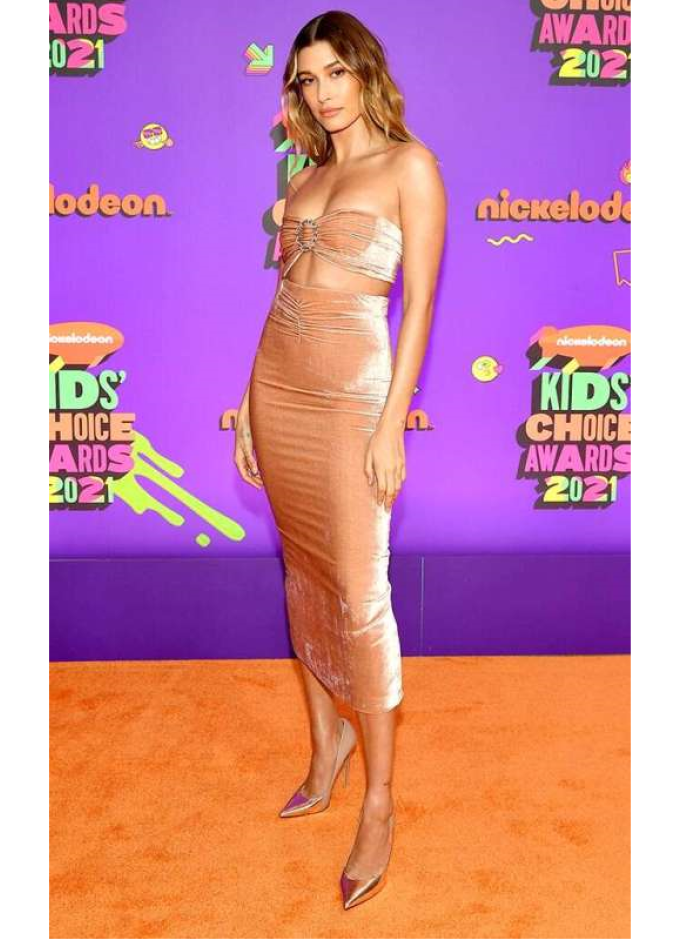 هايلي بيبر خطفت الأنظار بإطلالتها العصرية بالمخمل من مجموعة Alessandra Rich