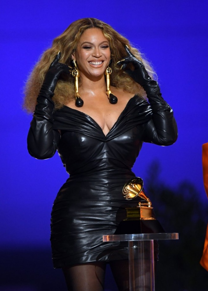 من الإطلالات التي اتسمت بالأناقة والإبهار، حيث اختارت Cynthia Erivo  فستانًا طويلًا لامعًا بتطاريز باللون الفضي والذهبي مع فتحة صدر من  Louis Vuitton.