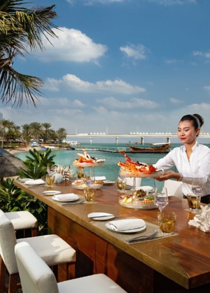 مطاعم الإمارات مطعم Breezes الشاطئي