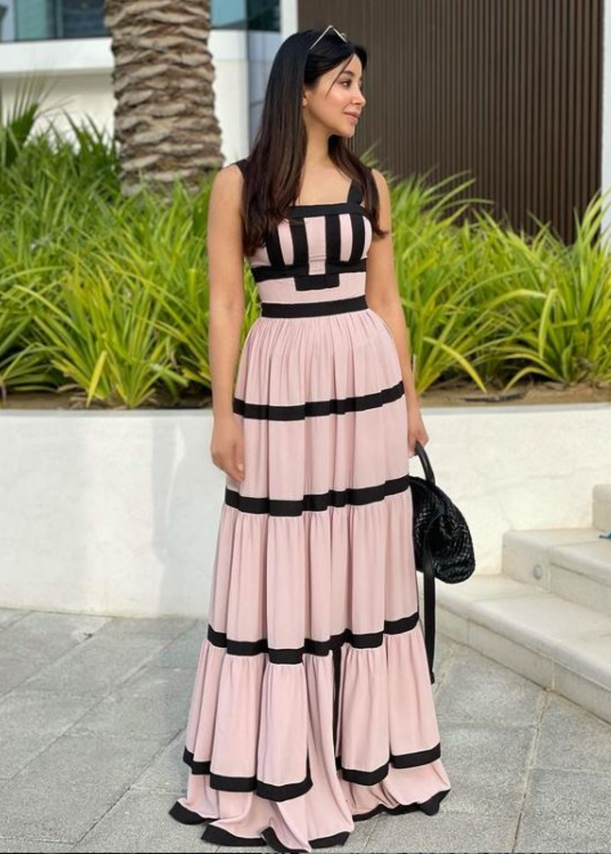 تألقت أسيل بفستان طويل من تصميم شربل كرم