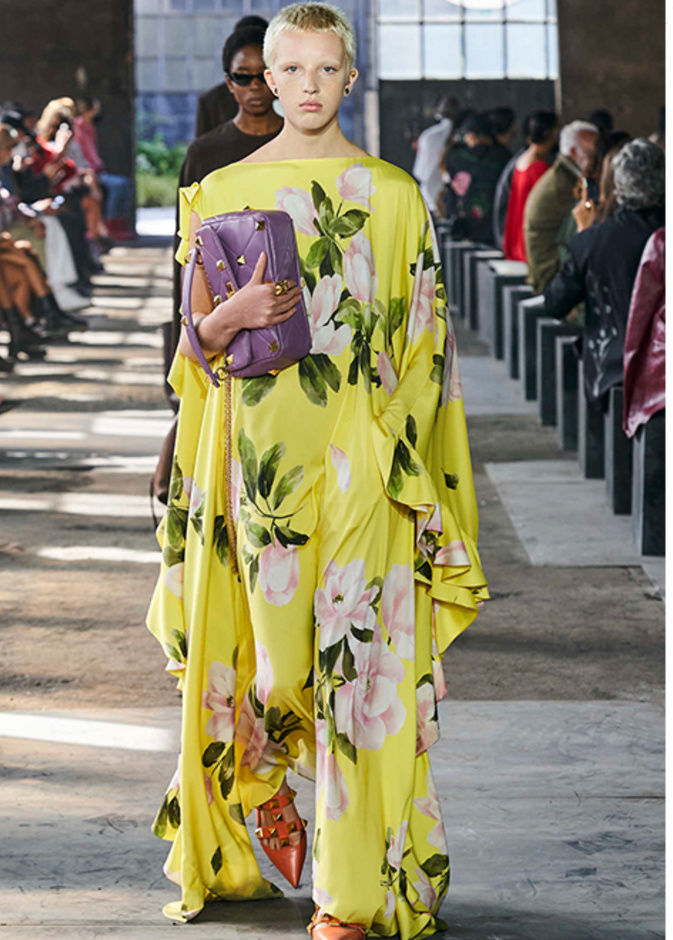 فساتين مطبعة بالورود وواسعة لاخفاء البطن من Valentino