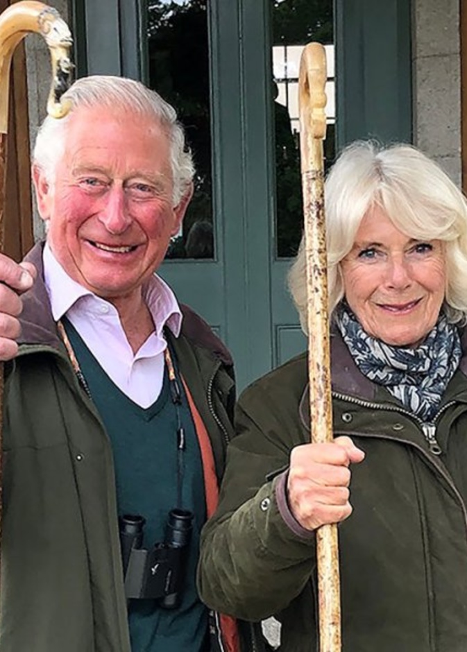 الأمير تشارلز وزوجته ينشران صور عائلية نادرة بمناسبة يوم عيد الأم