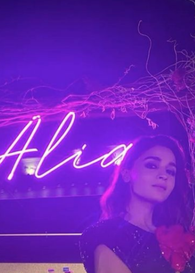 شاهد صور من حفل عيد ميلاد عليا بهات بصحبة عائلة كابور