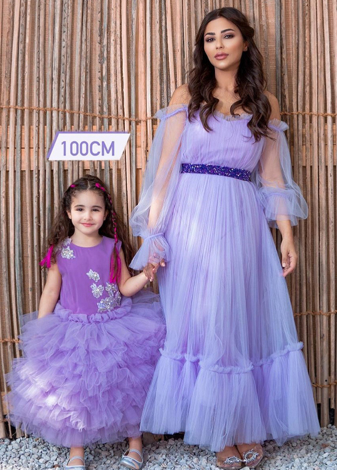 اطلالات مهيرة عبد العزيز برفقة ابنتها بفساتين بنفسجية  بمناسبة عيد الام 2021