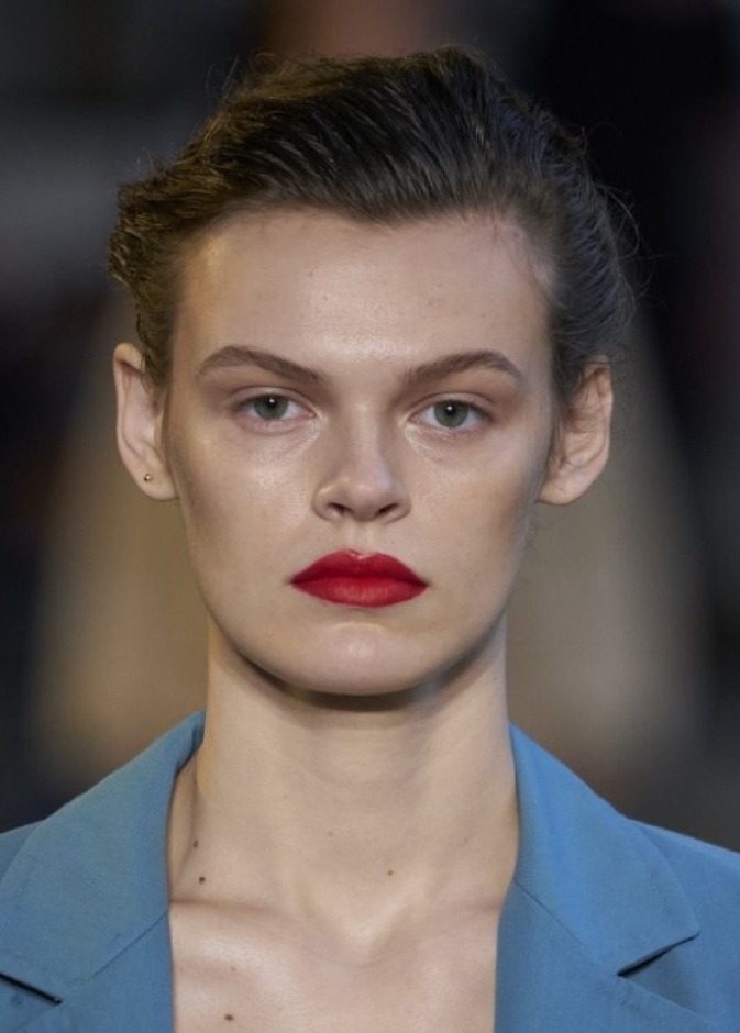 الوان احمر شفاه 2021 بدرجات الأحمر القوي احتفالاً بيوم عيد الام من دار Max Mara 2021