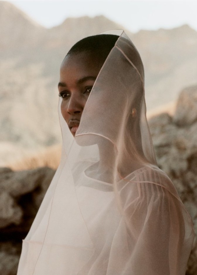 نون باي نور تطرح تشكيلة صحارى المحدودة من الفساتين