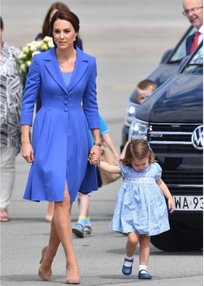 في برلين عام 2017 أطلت الأم وإبنتها باللون الأزرق وتفضّل كيت اختيار نفشة الورود لابنتها