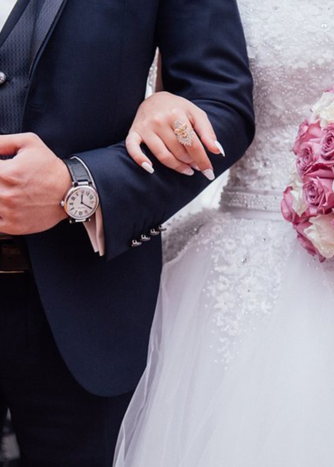 اتهام عروسين بالطمع بسبب طلبهما من كل ضيف 100 دولار كهدية