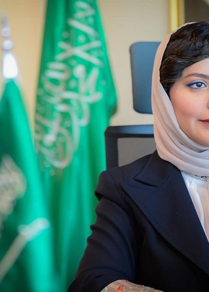 الأميرة هيفاء آل مقرن أثناء تسلمها شهادة ‏تسجيل "حياكة السدو" في اليونسكو"