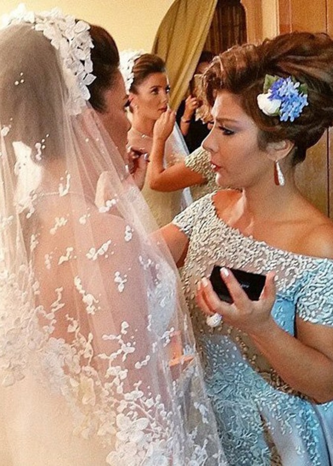 اصالة نصري تهتم بابنتها في يوم زفافها