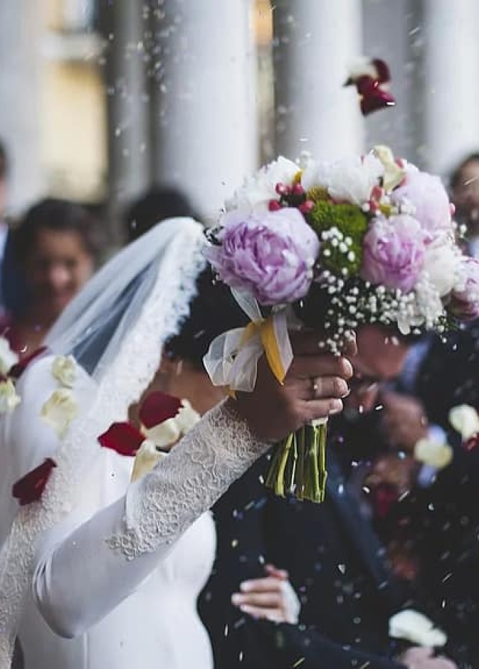 فرار ضيوف حفل زفاف من الشرطة وضبط العرسان