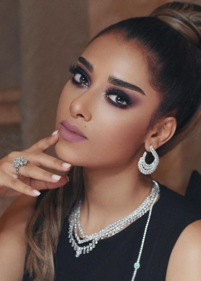 رسمات مكياج جذابة مستوحاة من النجمات الإماراتيات في يوم عيد الأم 2021