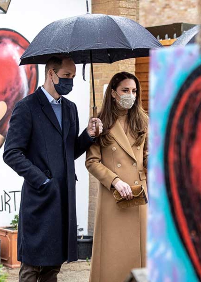 الأمير وليام وكيت ميدلتون يستمعون لموظفي الإسعاف