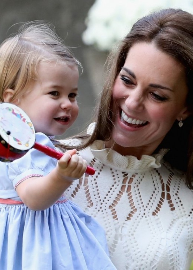 في يوم عيد الأم.. لقطات تجمع بين سيدات العائلات الملكية وأبنائهن على مر السنين