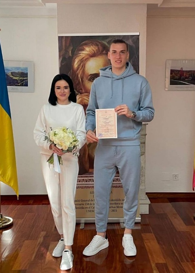  بملابس غريبة حارس ريال مدريد يعلن زواجه