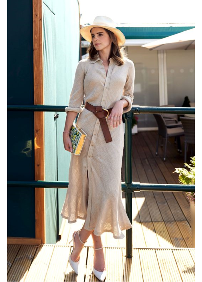 للوك صيفي تألقت بالفستان البيج مع الحزام العريض حول خصرها والقبعة القش