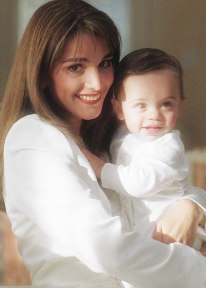 الملكة رانيا تنشر صور قديمة برفقة أولادها بمناسبة عيد الأم