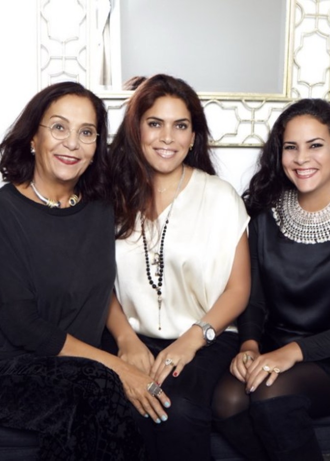 الرئيسة الإبداعية عزة فهمي مع ابنتيها، المديرة العامة فاطمة غالي ورئيسة قسم التصميم أمينة غالي