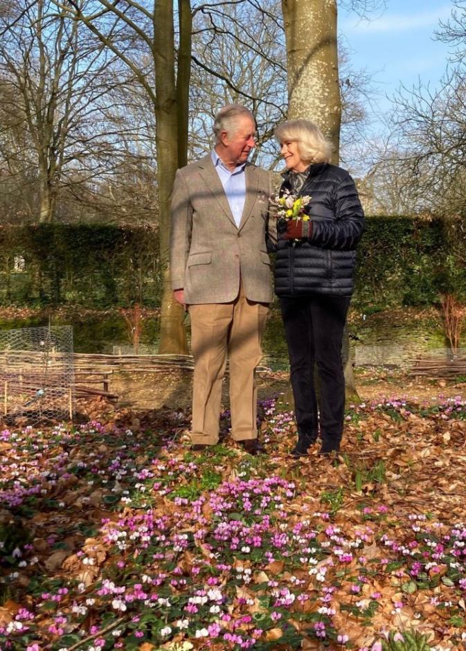 الأمير تشارلز وزوجته ينشران صورة رسمية جديدة احتفالا ببداية الربيع
