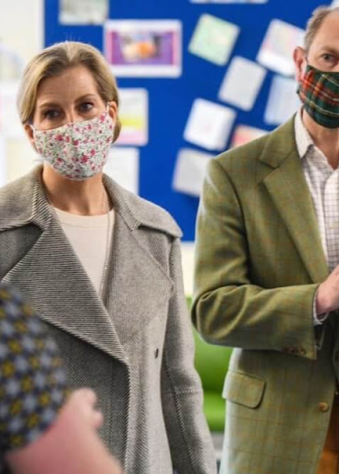 الأمير إدوارد وكونتيسة وسكس يزوران مركزا لقطاع الخدمات الصحية