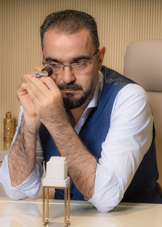 "كلما كان التعبير عن الفكرة بسيطا وذكيا وعميقا كلما كان التصميم أنجح وأقرب لملامسة ذائقة أوسع من المتلقين"