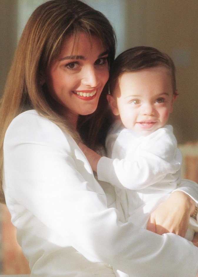 الملكة رانيا تشبه كيت ميدلتون في صورتها الجديدة بمناسبة عيد الأم 