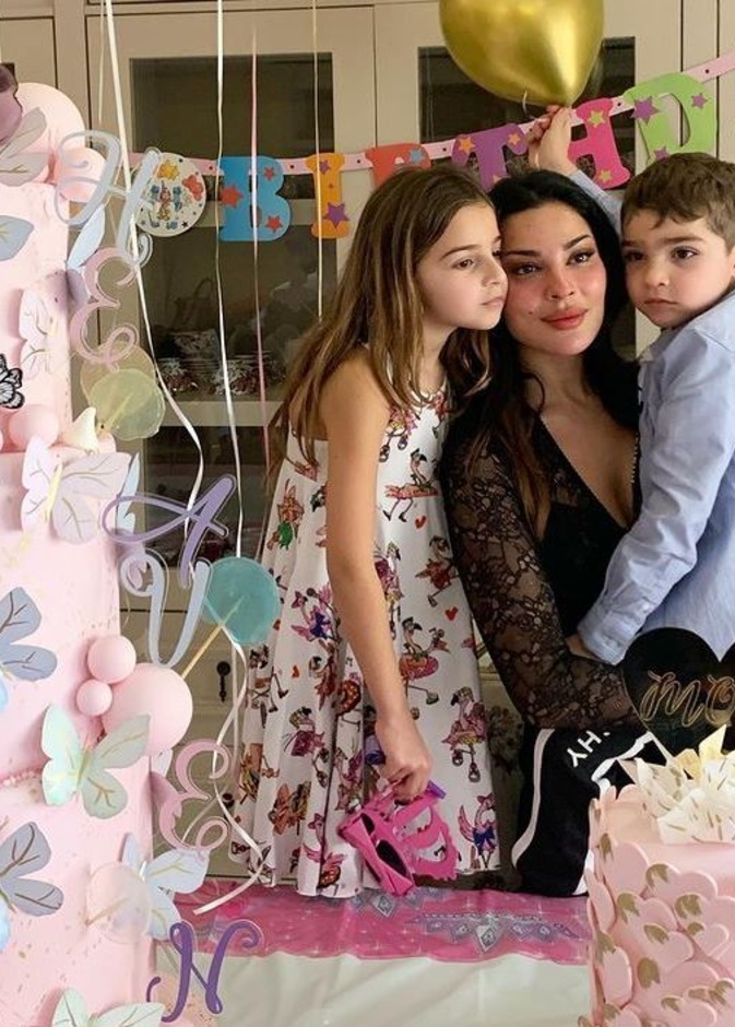 نشرت نادين نجيم صورتها برفقة ولديها وهي متألقة باللون الأسود