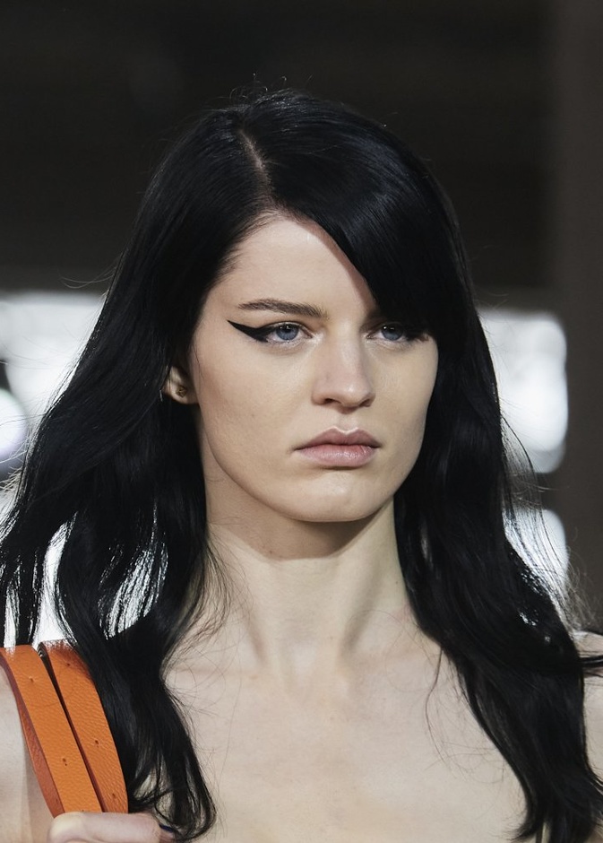 رسمات الايلاينر العريض المجنح من دار Valentino