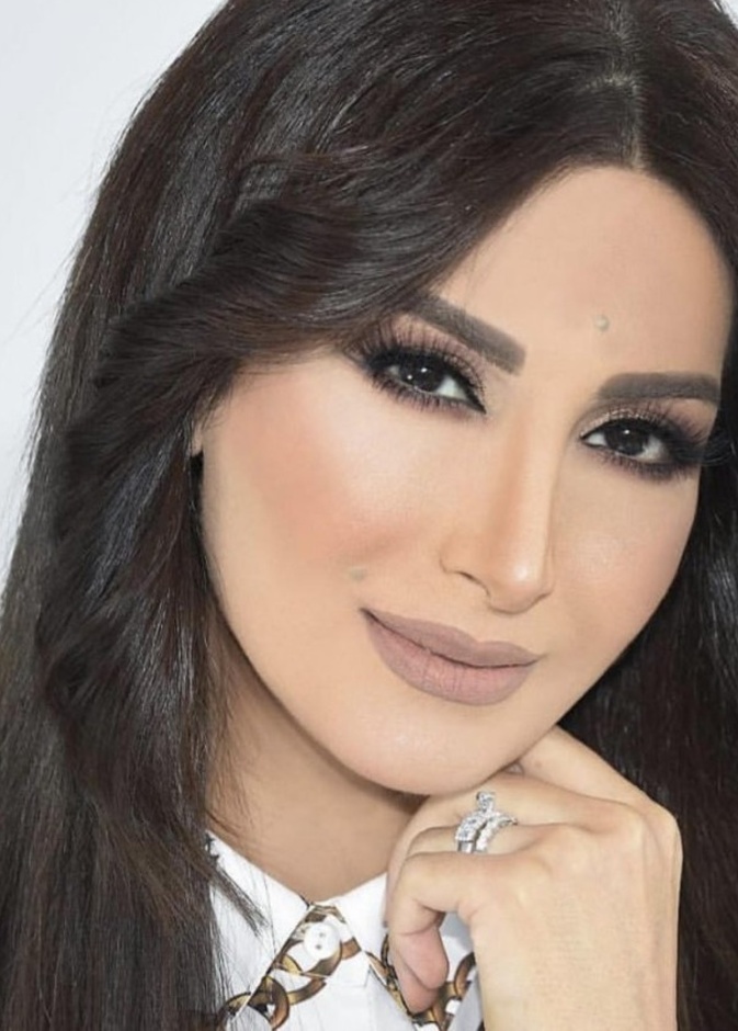 مكياج يناسب فستان باللون الفوشيا من وحي رويدا عطية