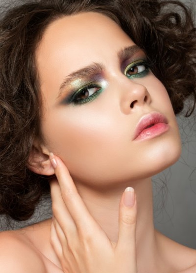 خطوات وضع مكياج ظلال عيون اخضر لربيع 2021