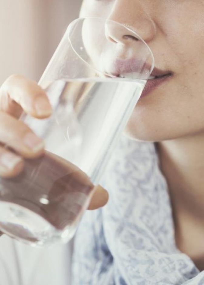 كيف لشرب الماء أن يعالج الصداع