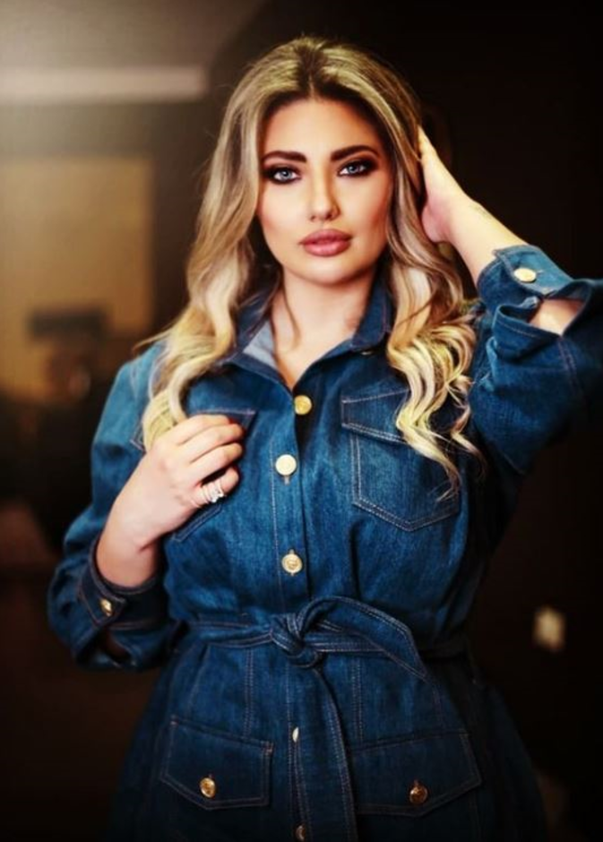 إختارت انجيلا بشارة الفستان القميص بقماش الدنيم الذي تميّز بالقصة الأوفر سايز