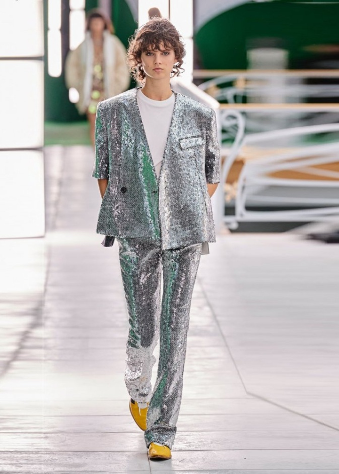 موديلات ملابس بأقمشة الترتر مع البدلات الفضية من دار Louis Vuitton