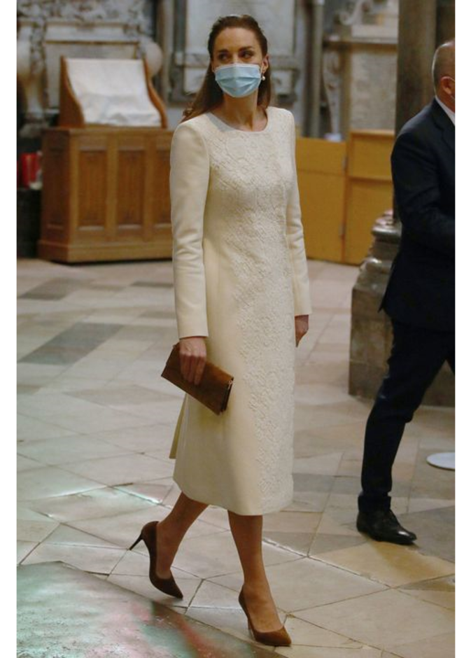 كيت نسّقت مع اللوك حقيبة Metier Roma  مع حذاء ستيليتو Jimmy Choo