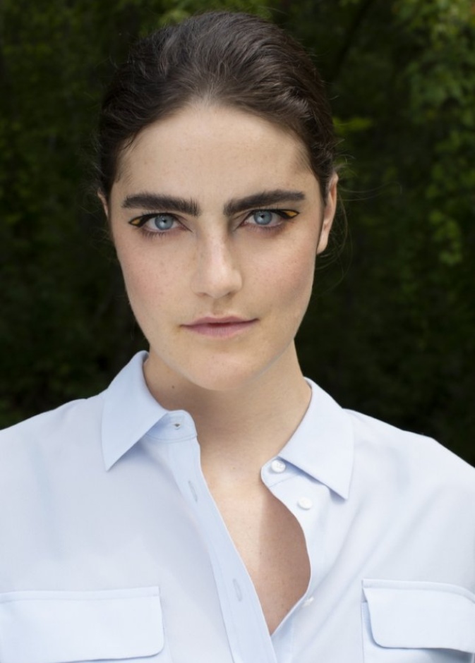 رسمات حواجب 2021 عريضة من دار Christian Siriano