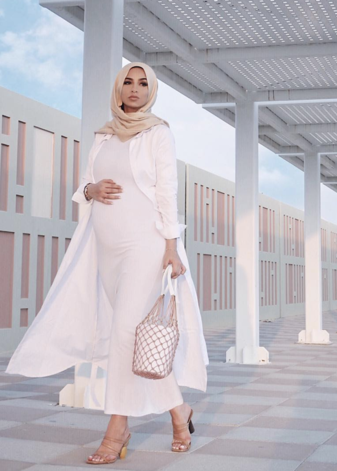 سهى في اطلالة حمل أنيقة باللون الابيض
