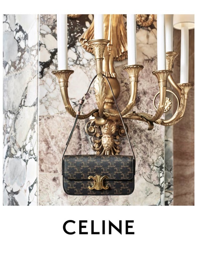 العارضة العالمية كايا غربر بحقيبة TRIOMPHE من Celine