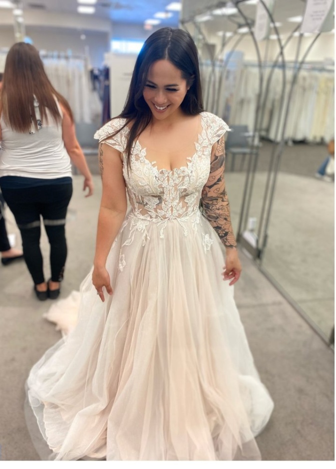 عروس تقع في ورطة بعد نشر صورة فستان زفافها