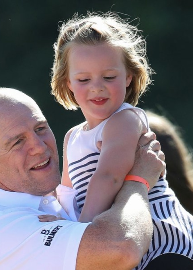 مايك تيندال يكشف عن ردة فعل ابنتيه على مولد شقيقهما الأصغر