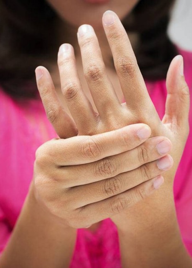 هل يسبب التهاب الاعصاب باليد الشعور بالالم وكيف يمكن التشخيص