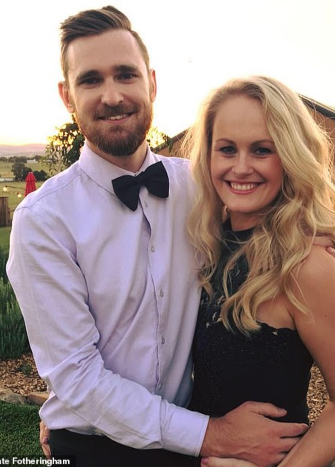 عروس تطلب المساعدة للوصول إلى حفل زفافها بعد أن حجزتها السيول