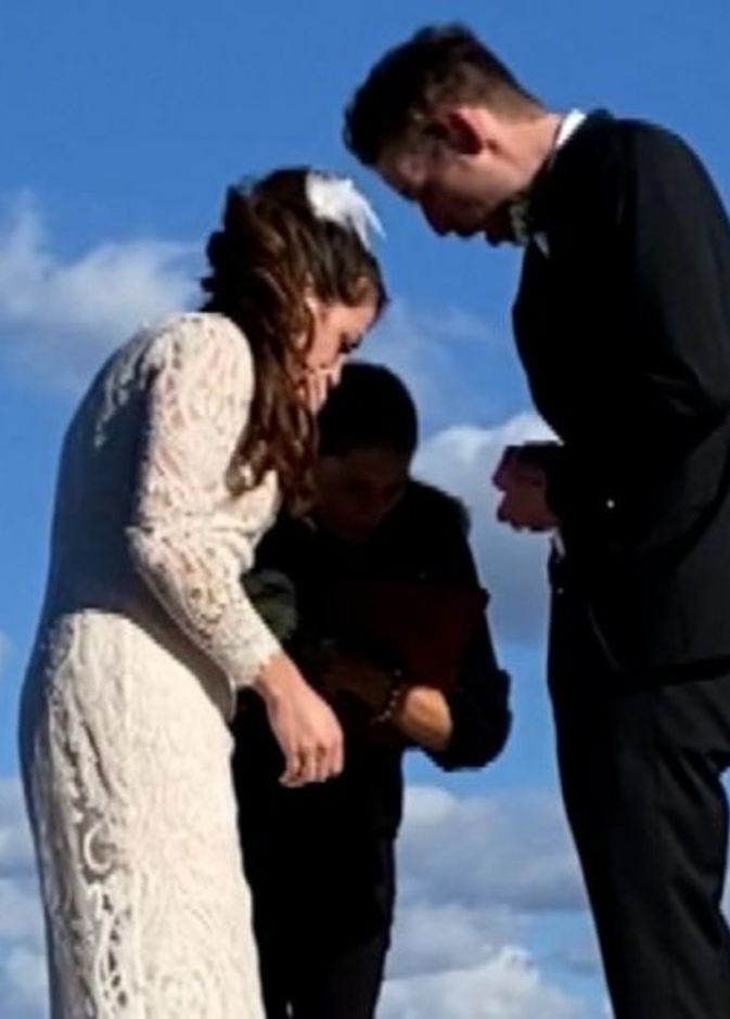 غواص يعثر على خاتم زواج سقط بالخطأ في بحيرة