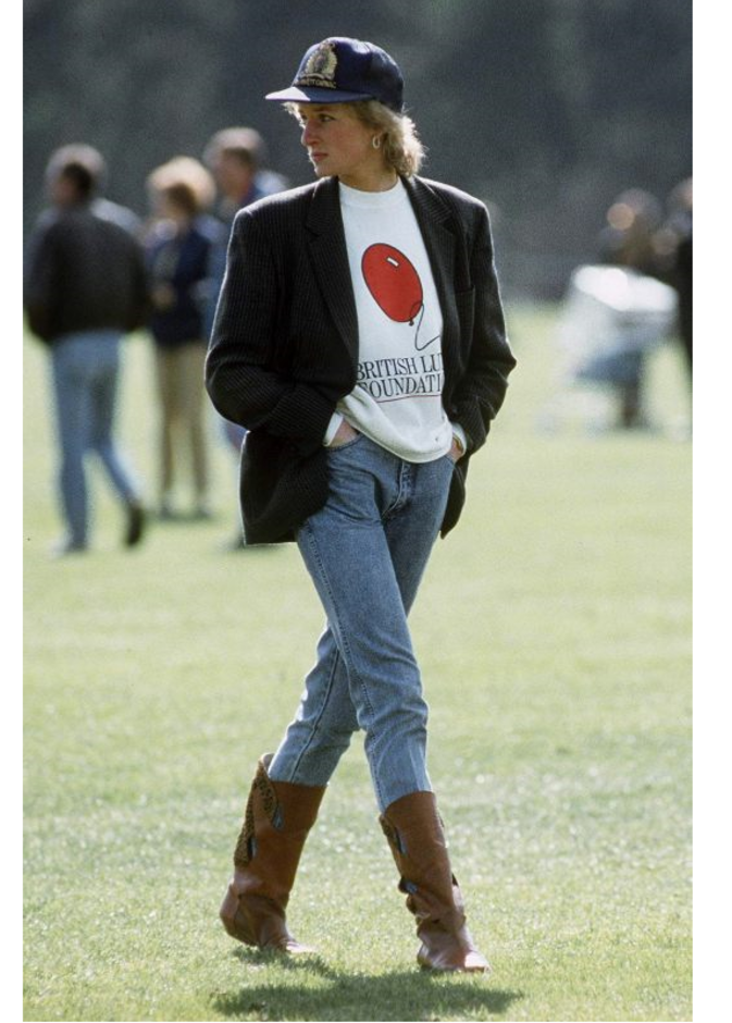 من إطلالات الأميرة ديانا الأيقونية تنسيق البنطلون الدنيم مع الهودي والبليزر الأوفر سايز