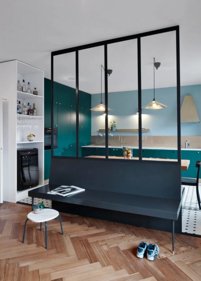  فاصل بإطار معدني أسود تعزل المطبخ عن المنزل